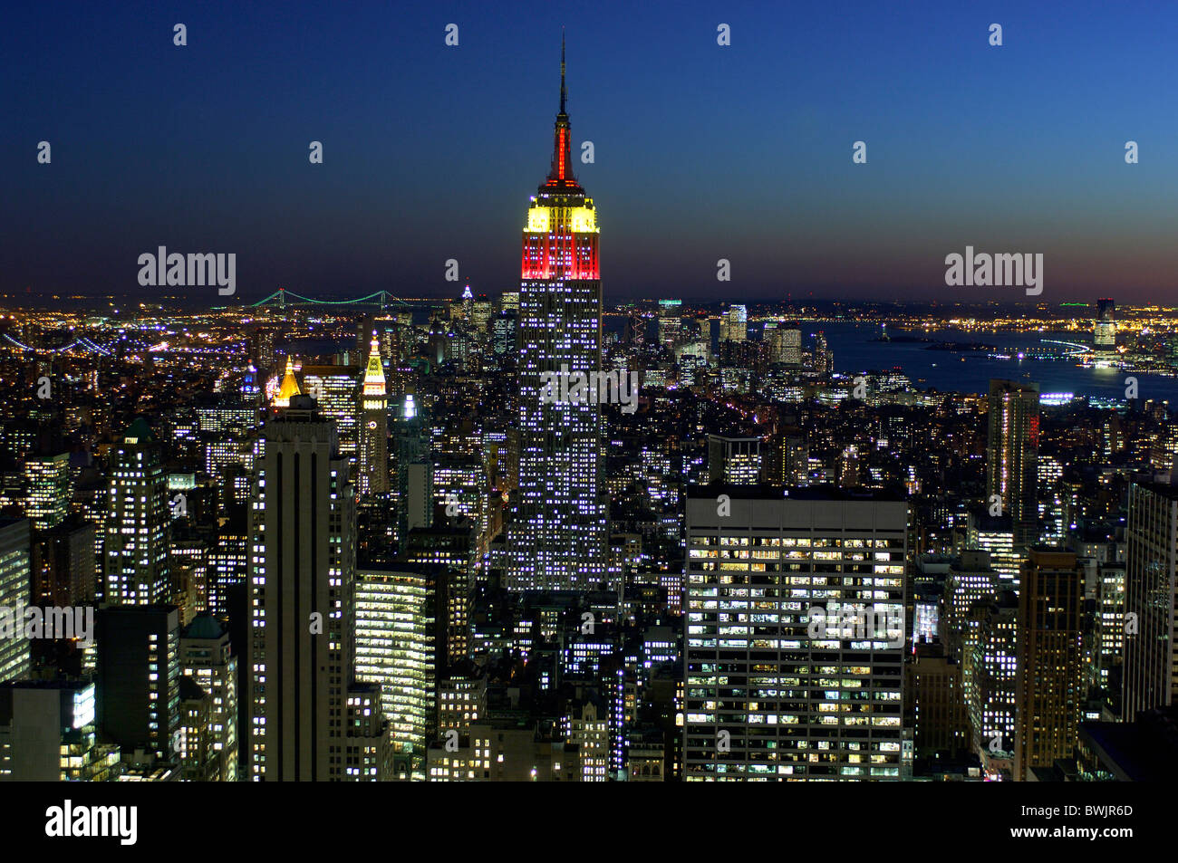 New York Manhattan dalla sommità della roccia panoramica Empire State Building skyline notturno notte USA America Onu Foto Stock