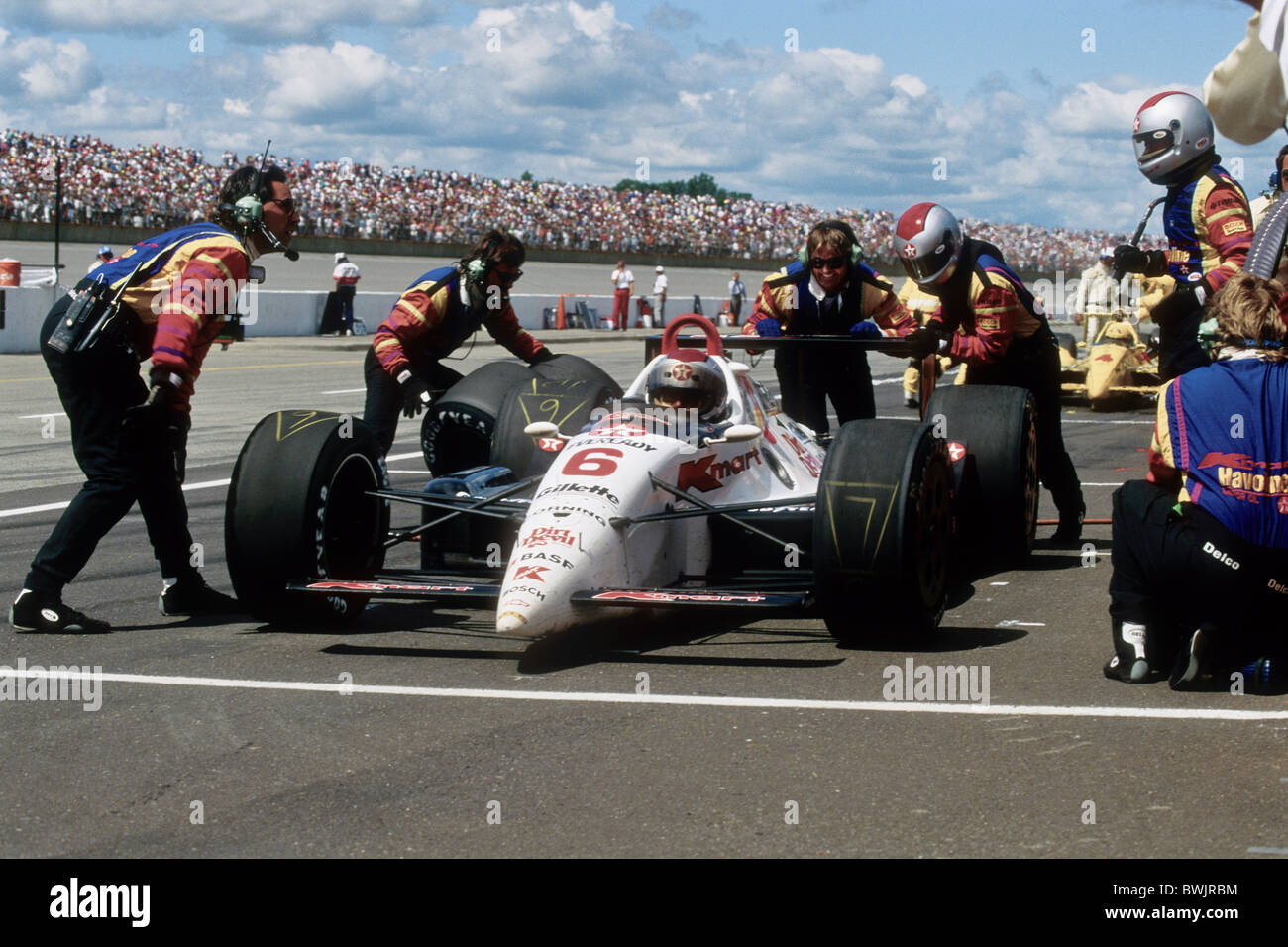 Mario Andretti durante un pit-stop al carrello 1991 Michigan 500. Foto Stock