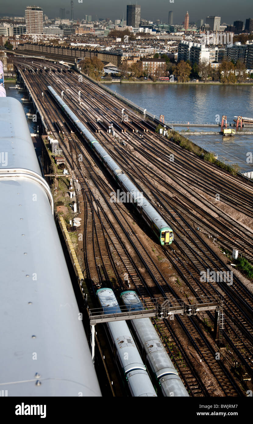 Southern di treno che viaggia lungo le tracce da Battersea Power Station, Foto Stock