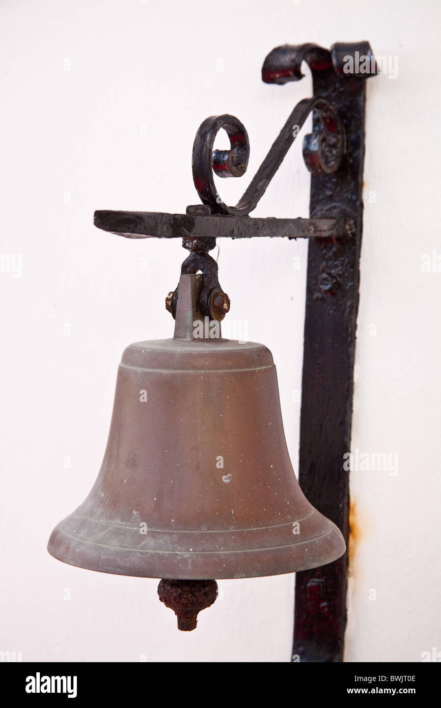 Grande CAMPANA OTTONE utilizzato come un campanello, St Mawes, Cornovaglia , in Inghilterra. Foto Stock