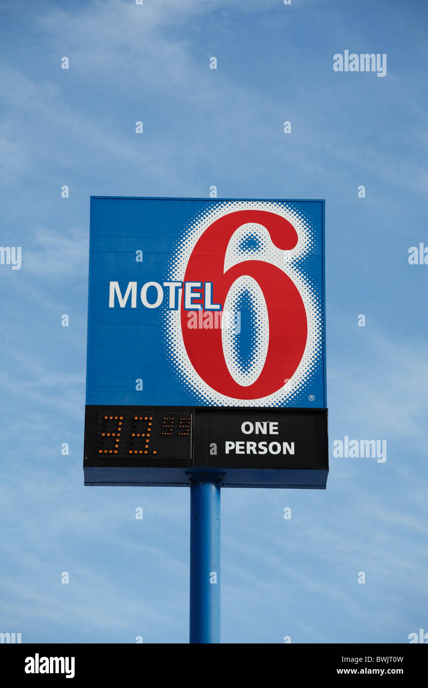Un Motel 6 segno pubblicità tariffe per $33.99 per notte - STATI UNITI D'AMERICA. Foto Stock