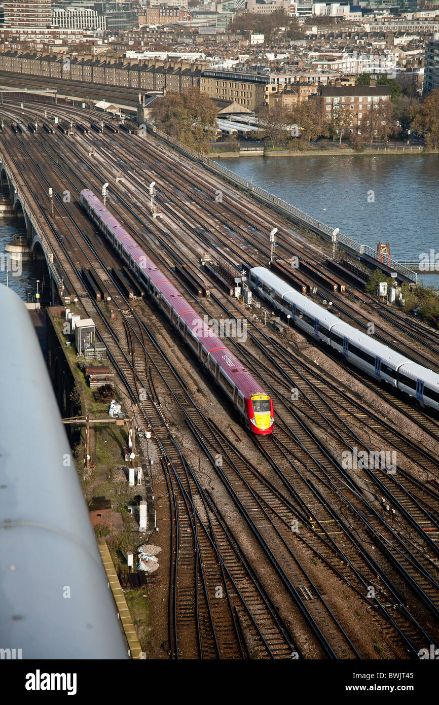 Gatwick Express,sud e sudest di treni che viaggiano lungo le tracce da Battersea Power Station Foto Stock