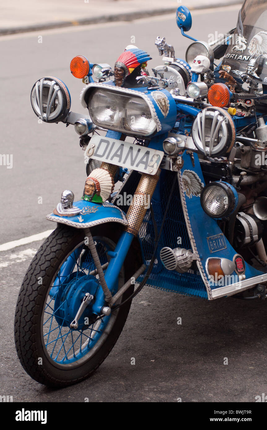 Un insolito moto personalizzate visto sulla strada a Stratford upon Avon. Regno Unito Foto Stock
