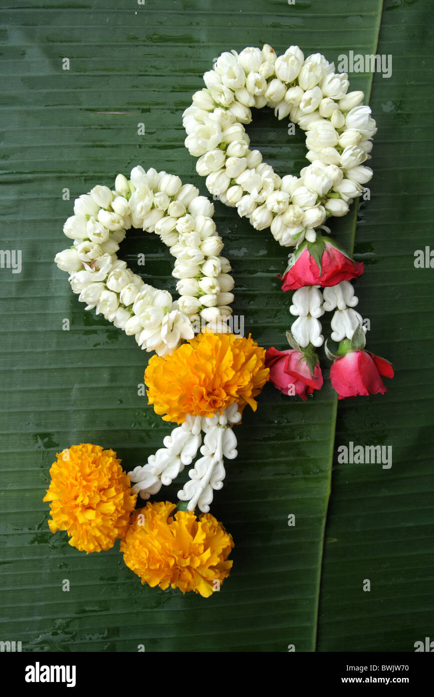 Thai ghirlanda di fiori su Verde foglia di banana Foto Stock