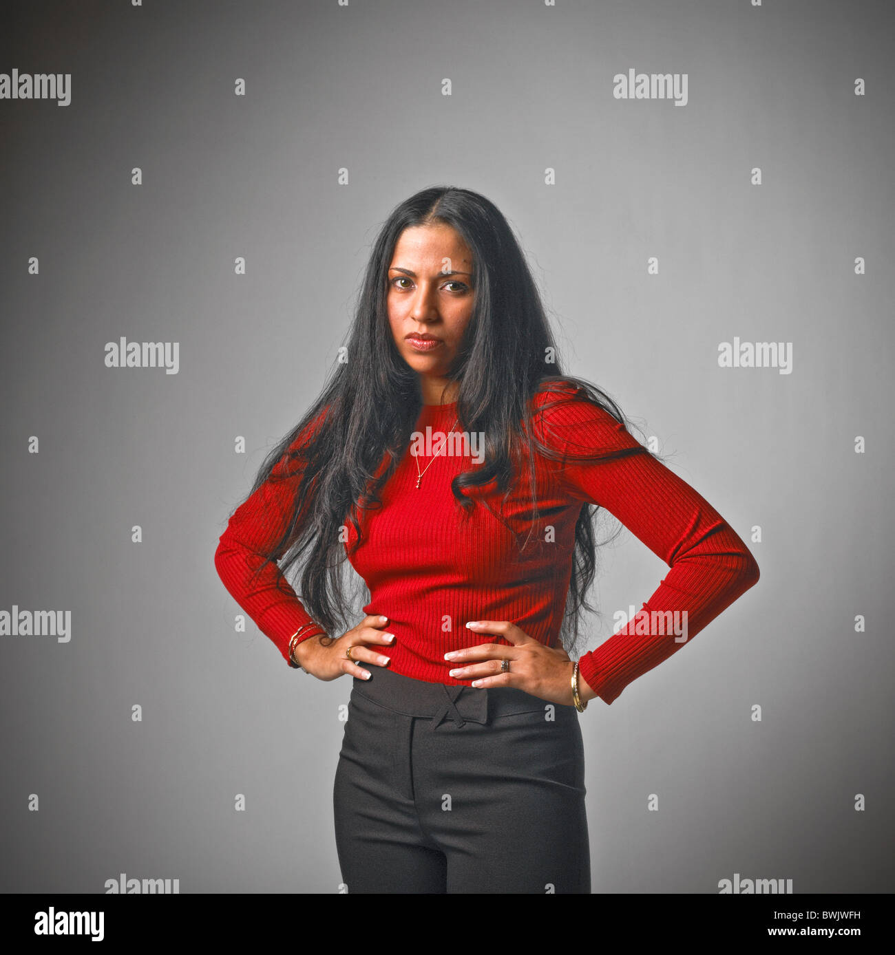 I giovani ispanici femmina donna abiti casual, jeans, il linguaggio del  corpo, le braccia le mani sui fianchi Foto stock - Alamy