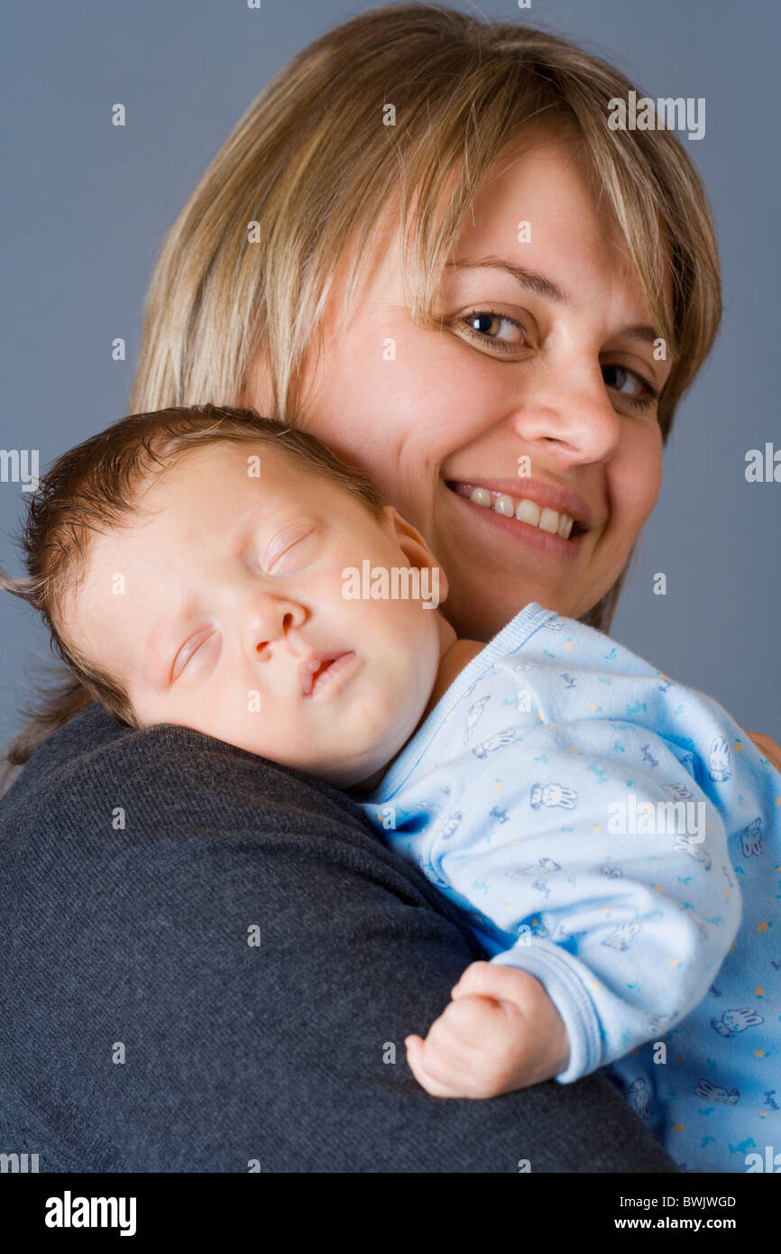 0-1 mese 1-6 mesi 2 30-35 anni 30s adulto affetto per adulti a casa i bambini Baby Care Caring Caucasian Ch Foto Stock
