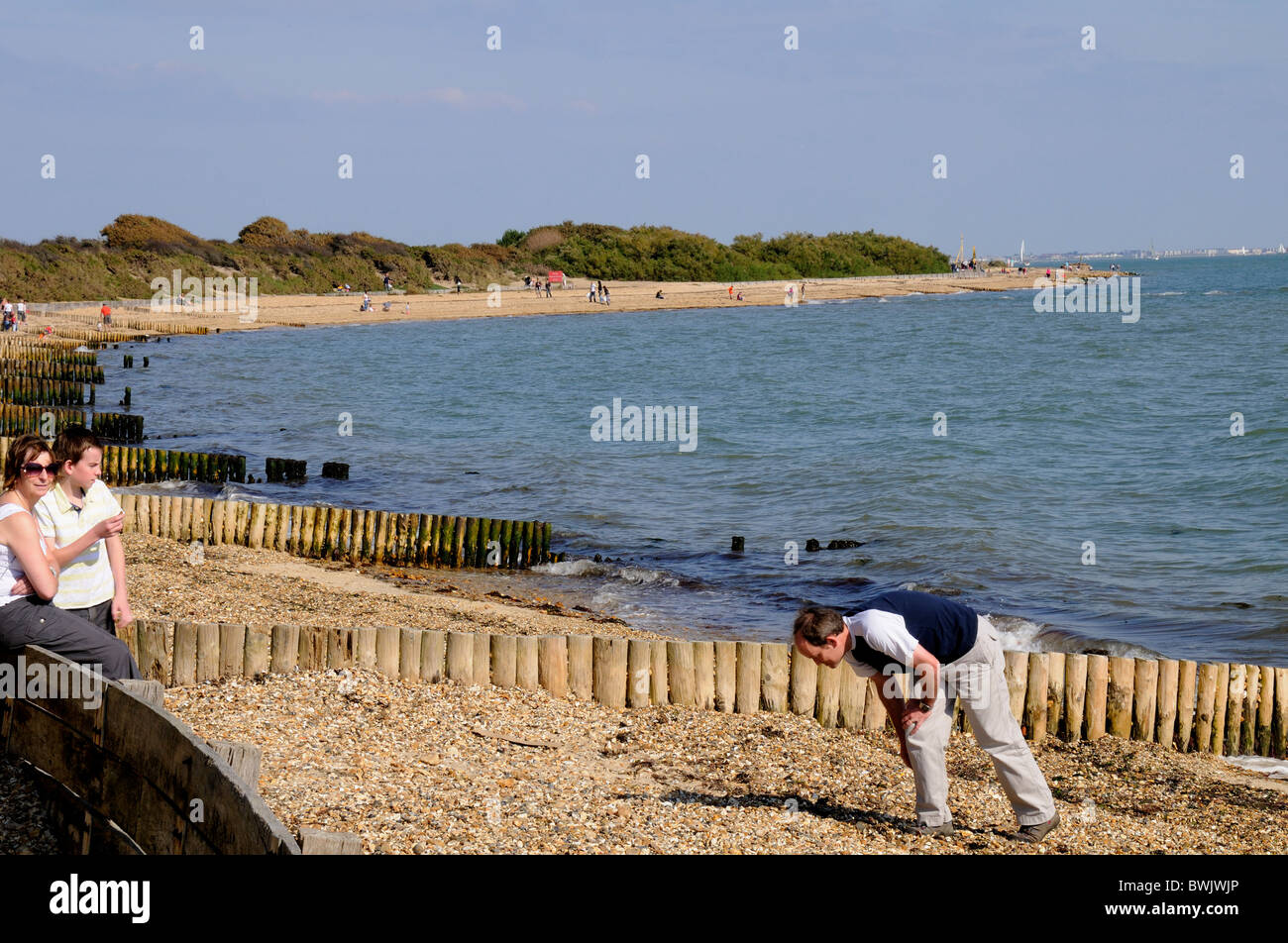 Calda giornata di primavera sulla spiaggia di Lepe hants Inghilterra Foto Stock
