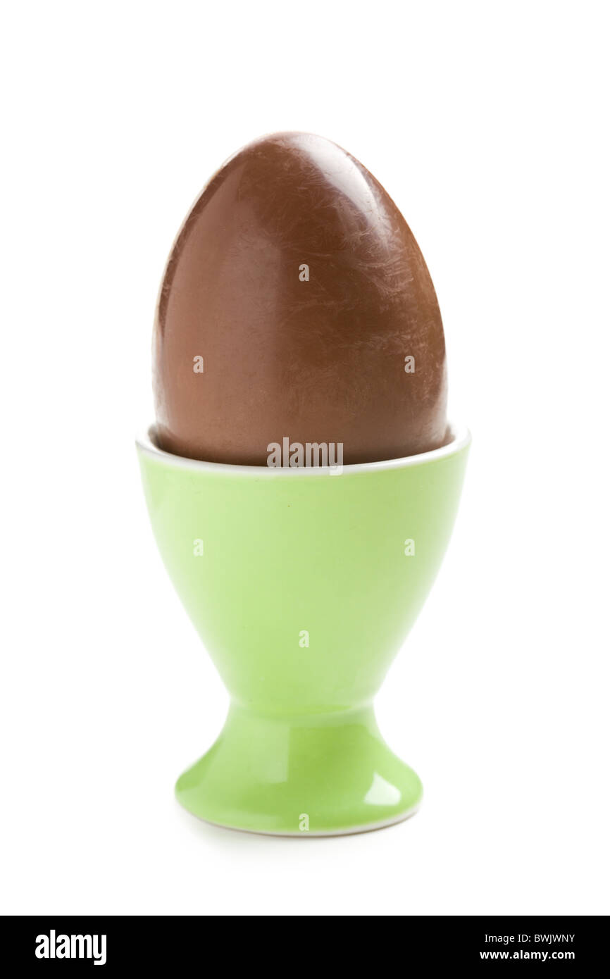 L'uovo di cioccolato in eggcup Foto Stock