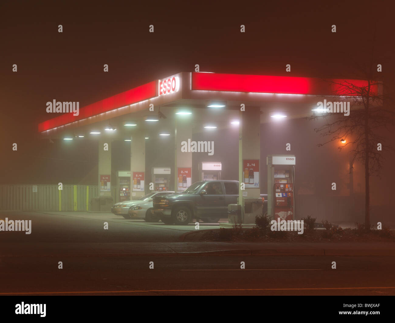 Esso gas station su una notte di nebbia. Toronto, Ontario, Canada. Foto Stock