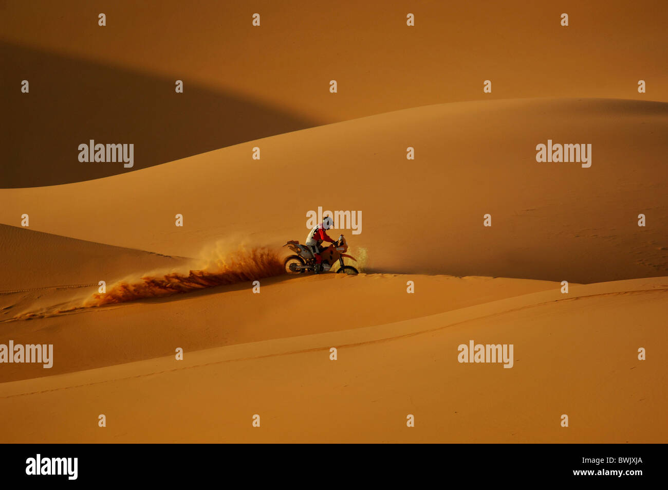 Offroad motocicletta Motocicletta motociclista avventura Erg Chebbi dune di sabbia del deserto deserto di sabbia Merzouga Marocco Africa del Nord Foto Stock