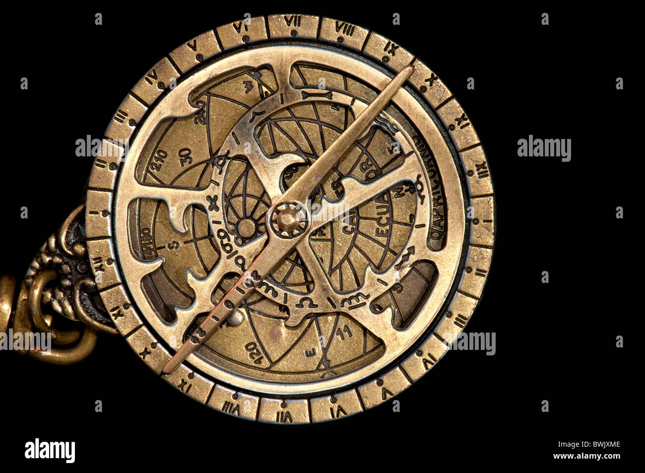 Una replica di un astrolabio medievale che è uno strumento di navigazione in grado di 43 diversi calcoli astronomici. Foto Stock