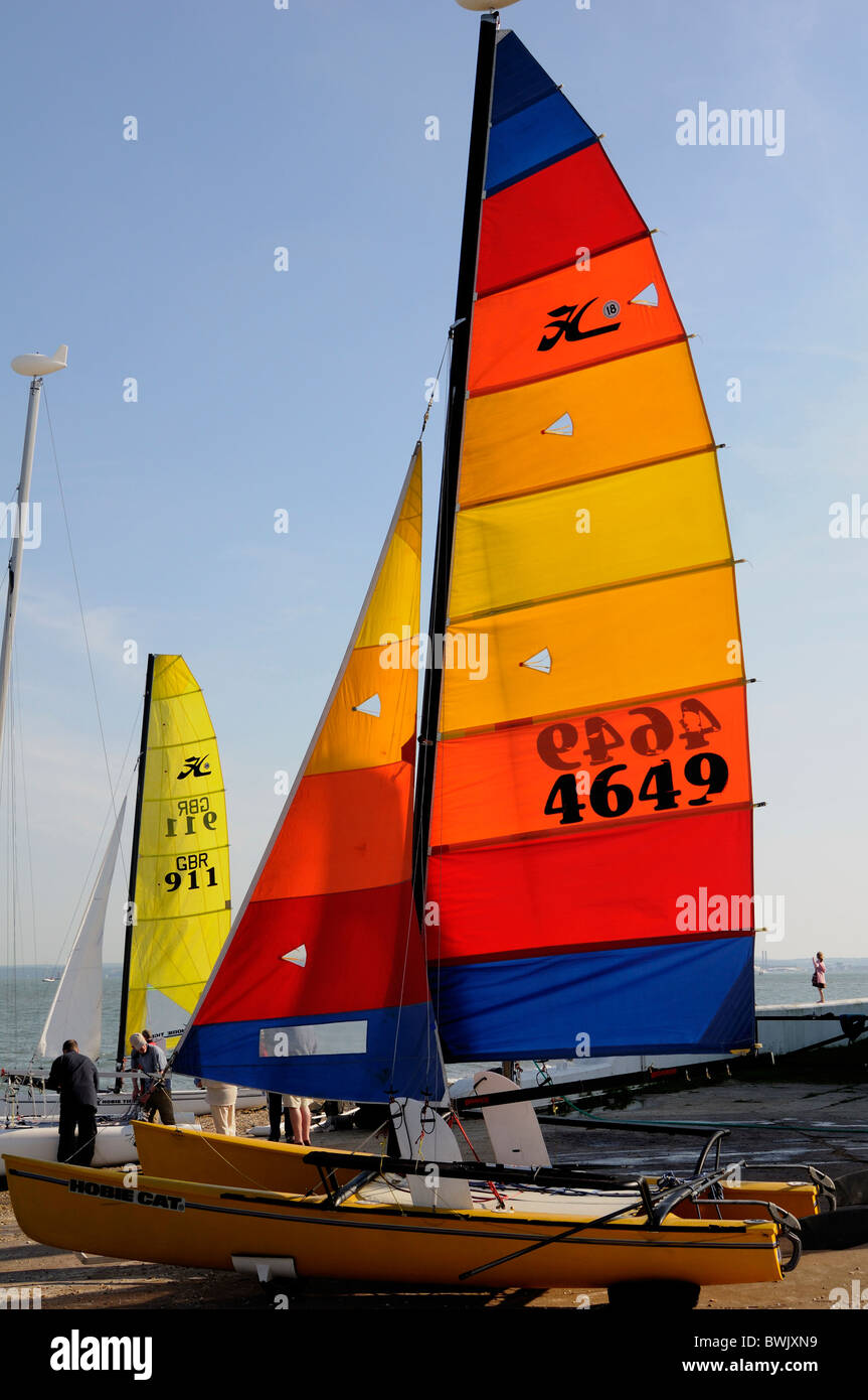 Dinghy fuori dell'acqua a calshot hants Foto Stock