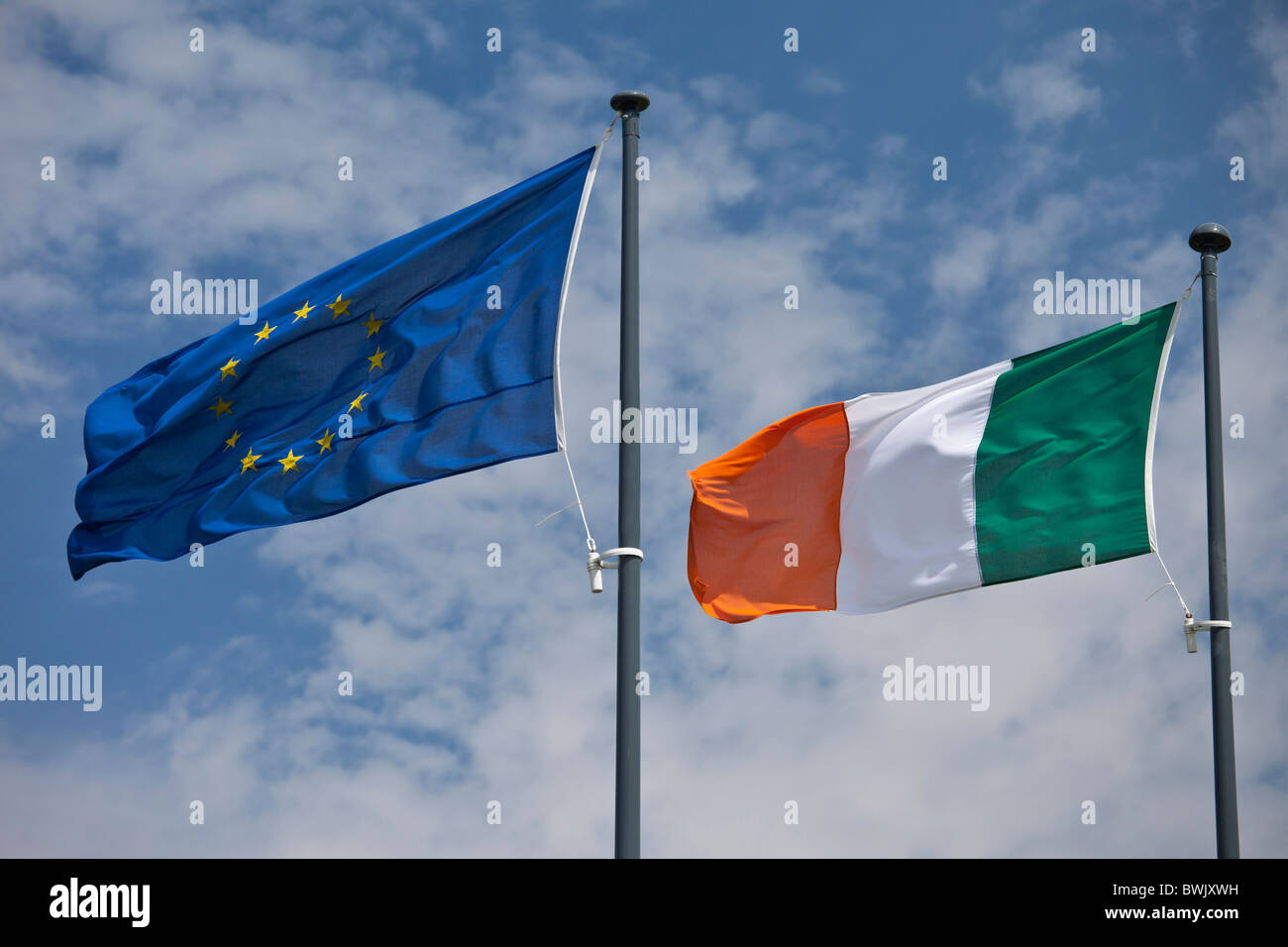 Irish verde, bianco e oro strisce e bandiera e Unione Europea Unione Europea bandiera blu con le stelle d'oro nella contea di Clare, Irlanda Foto Stock