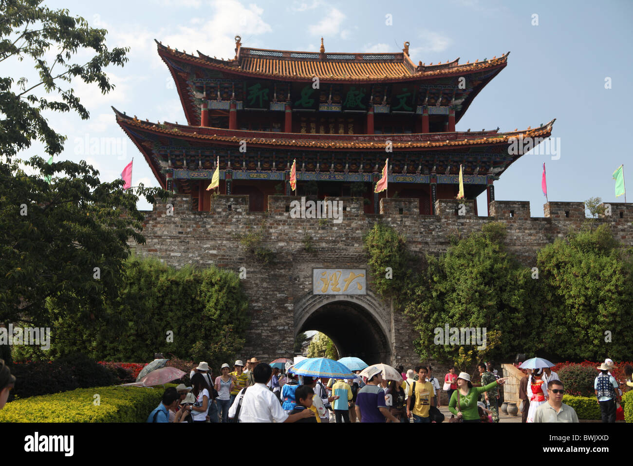 Turista nella parte anteriore della porta orientale per la città antica di Dali, nella provincia dello Yunnan in Cina. Foto Stock