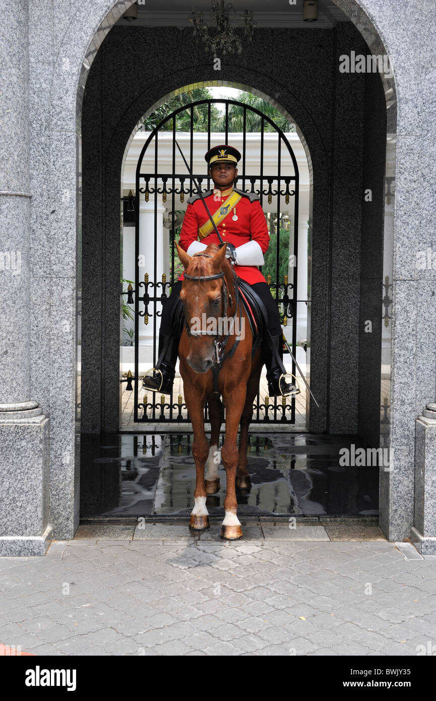 Montato a protezione dell'Istana Negara (Palazzo Nazionale) di Kuala Lumpur in Malesia, Asia Foto Stock