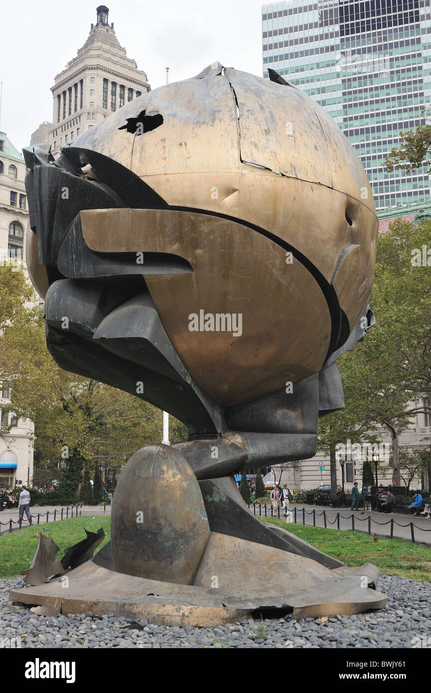 La sfera di Fritz Koenig Battery Park New York City Foto Stock