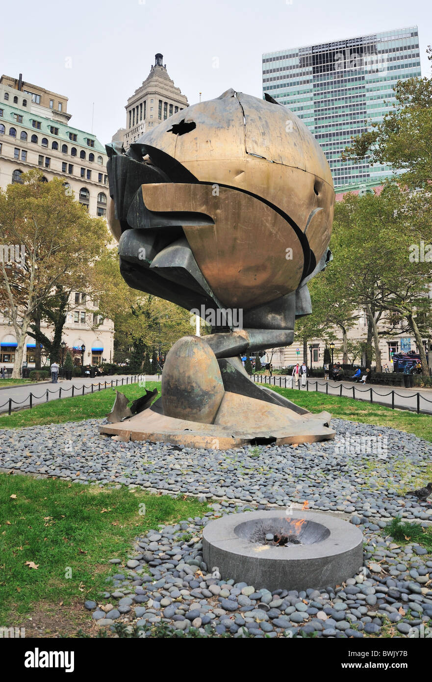 La sfera di Fritz Koenig Battery Park New York City Foto Stock