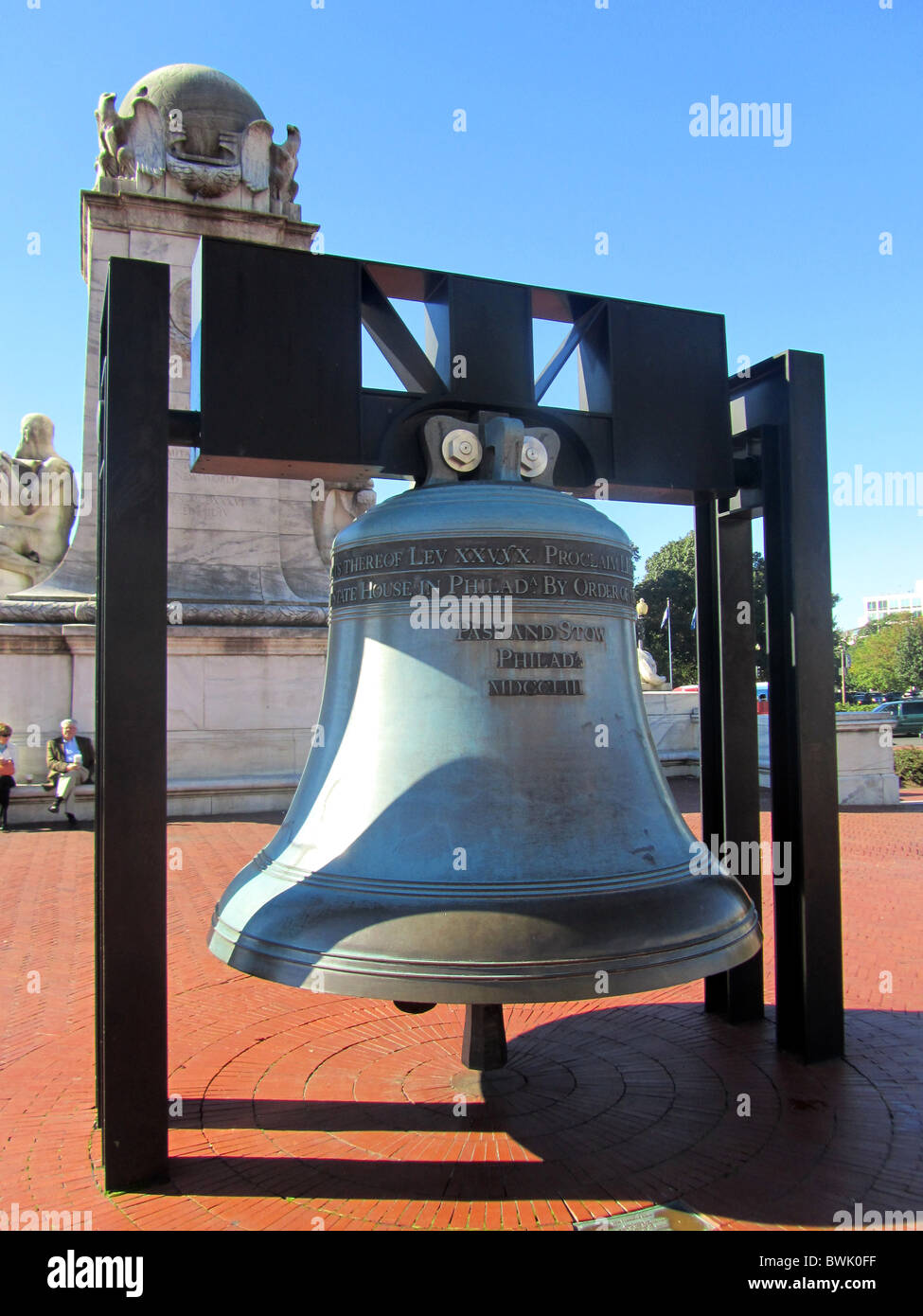 La libertà Bell e il monumento a Colombo, fuori della Union Station, Washington DC, Stati Uniti d'America Foto Stock