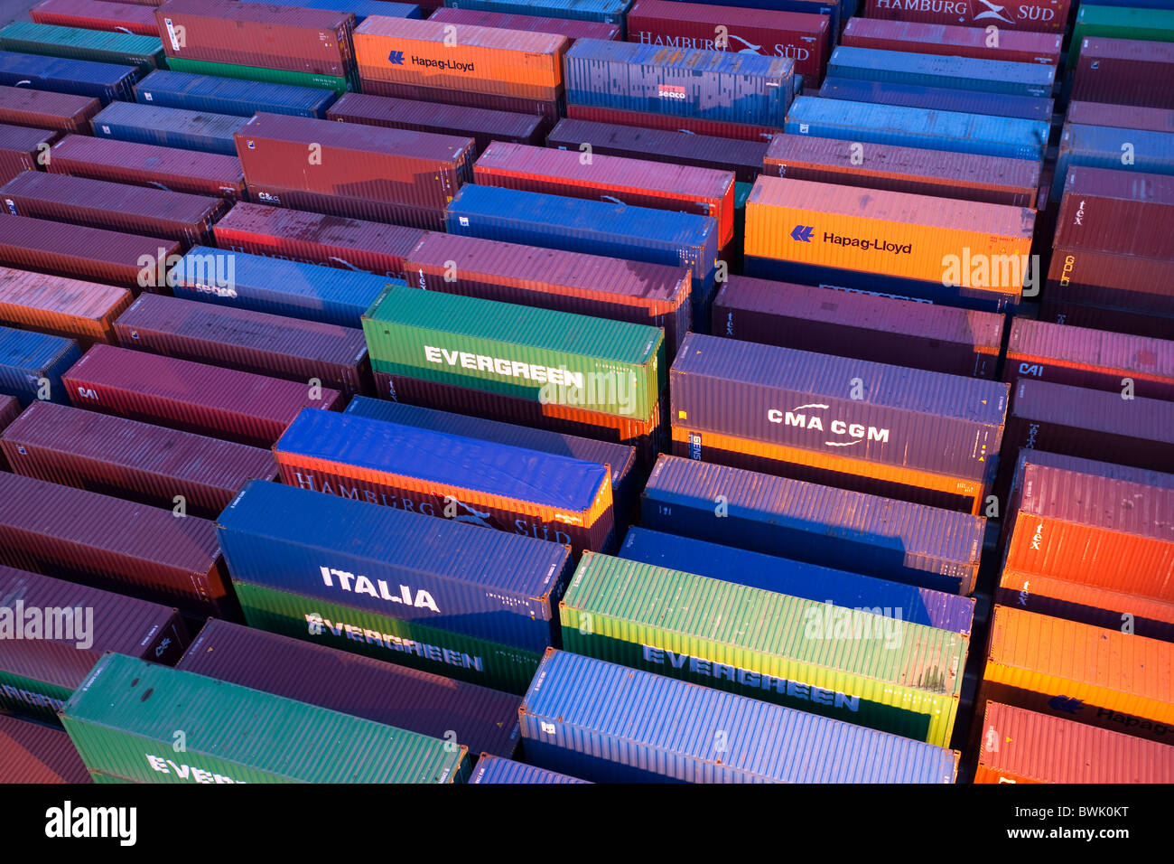 I contenitori in una fila, porto di Amburgo, Germania Foto Stock