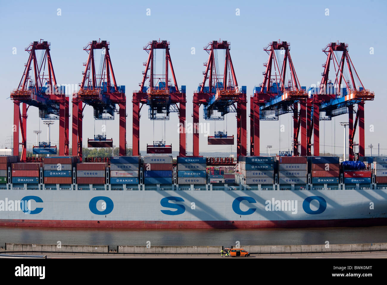 Contenitore nave al contenitore gantry crane, porto di Amburgo, Germania Foto Stock