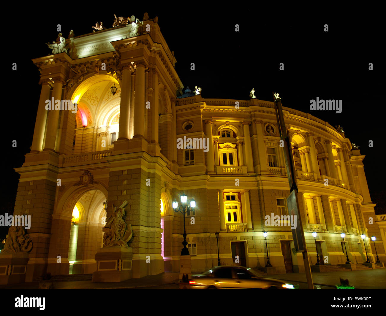 Il vecchio teatro dell'Opera edificio in Odessa Ucraina notte Foto Stock