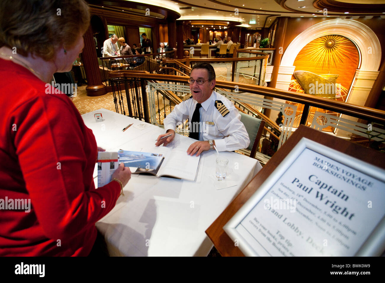 Prenota-firma con il capitano Paolo Wright, Grand Lobby, crociera Queen Victoria Foto Stock