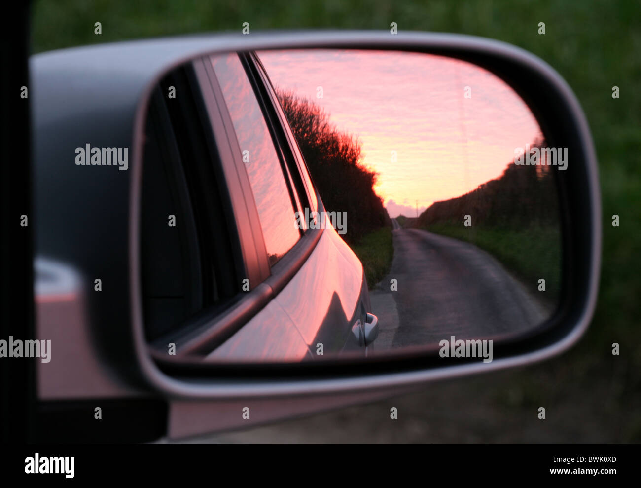 Rosa tramonto a specchio retrovisore di auto Foto Stock