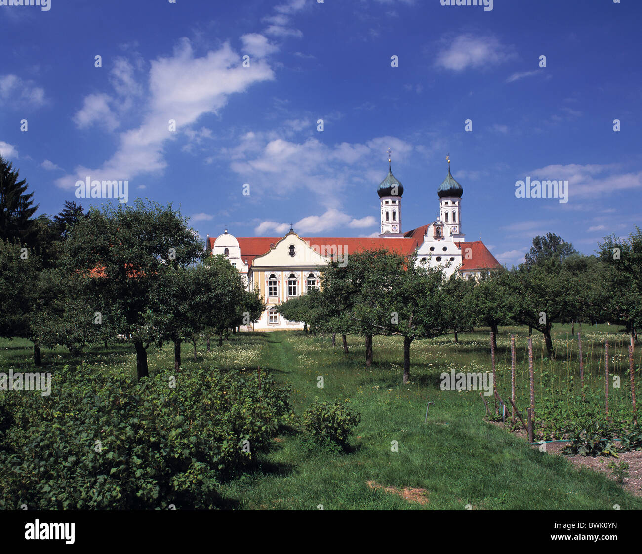 Abbazia benedettina chiostro Benediktbeuern giardino orto e alberi da frutta Isarwinkel colline pedemontane delle Alpi Alto Foto Stock