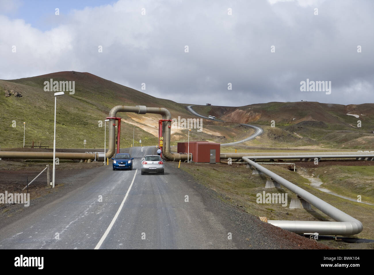 I tubi di acqua calda al di sopra di una via a Krafla area geotermica, Krafla, Nordurland Eystra, Islanda, Europa Foto Stock