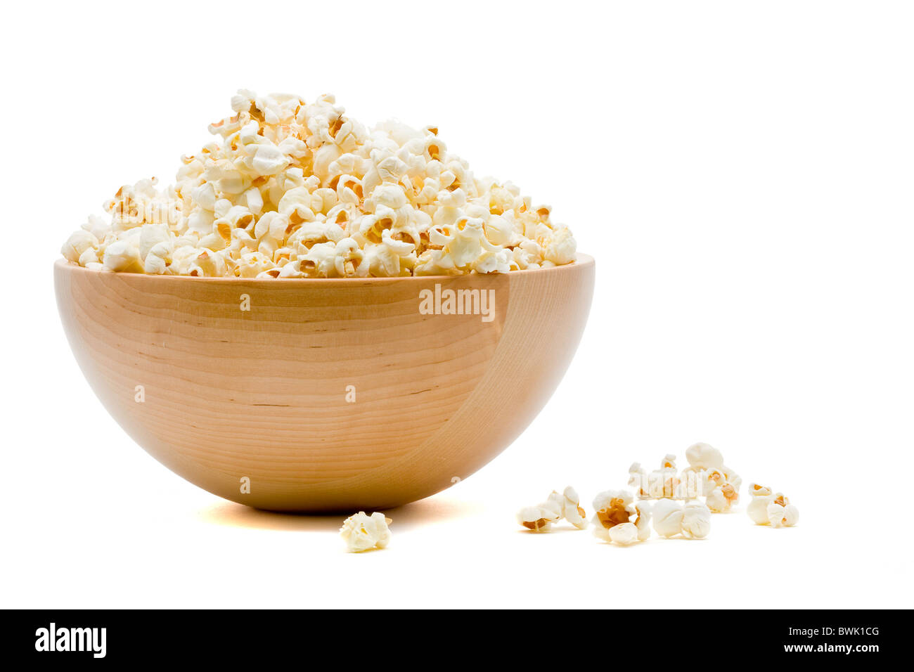 Deliziosi popcorn nella ciotola su sfondo bianco Foto Stock