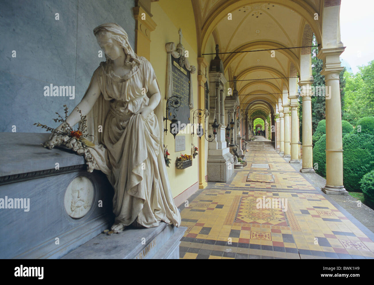 Europa Croazia Zagabria cimitero Mirogoj architettura gallery architetto Hermann scultura di bolle Foto Stock