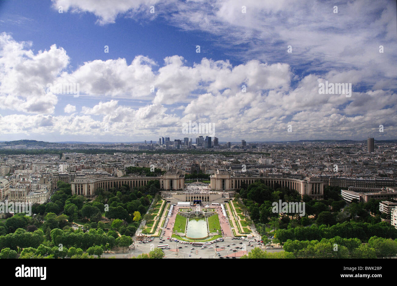 Nord ovest vista di Parigi dalla Torre Eiffel che mostra, Palais de Chhaillot, Jardins du Trocadero e La Defense in distanza Foto Stock