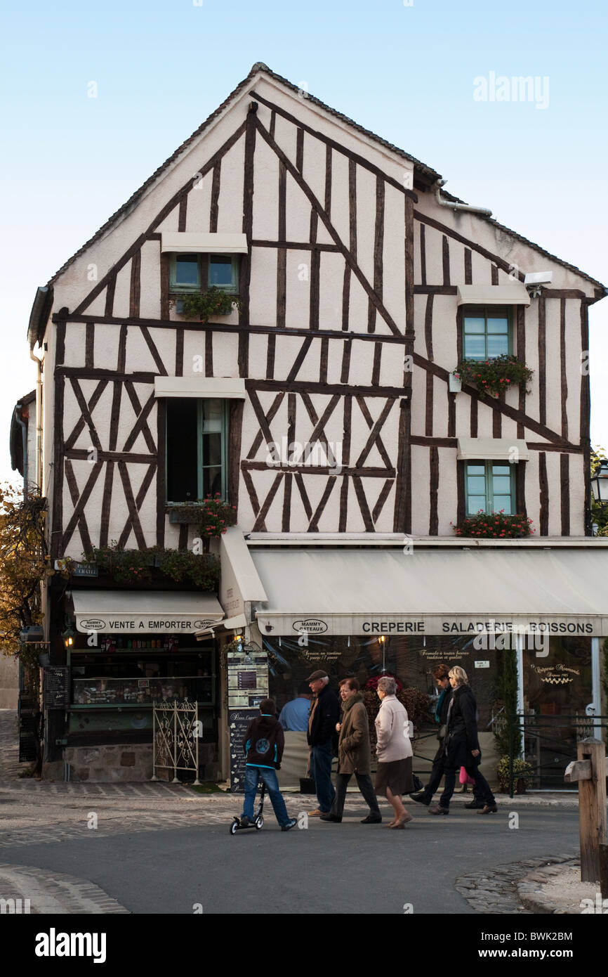 Scena di strada con vecchie case nella città medievale di Provins, Ile de France, Francia settentrionale Foto Stock