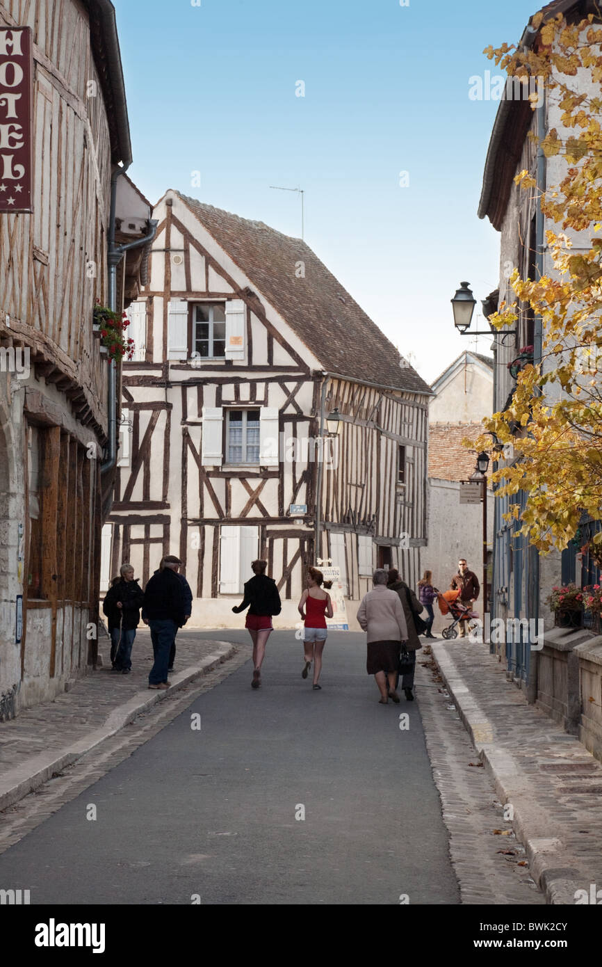 Scena di strada con vecchie case nella città medievale di Provins, Ile de France, Francia settentrionale Foto Stock