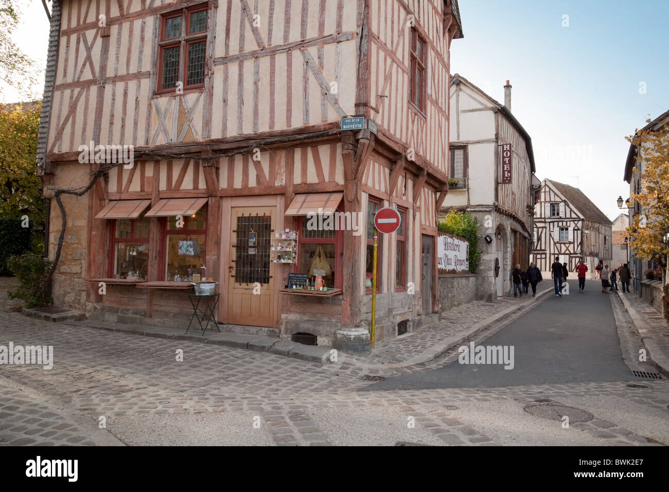 Scena di strada con vecchie case nella città medievale di Provins, Ile de France, Francia settentrionale Foto Stock