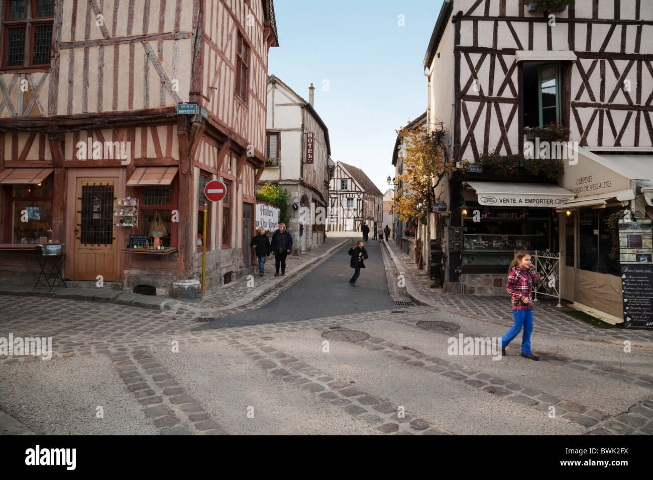 Scena di strada con vecchie case nella città medievale di Provins, Ile de France, Francia settentrionale Foto Stock
