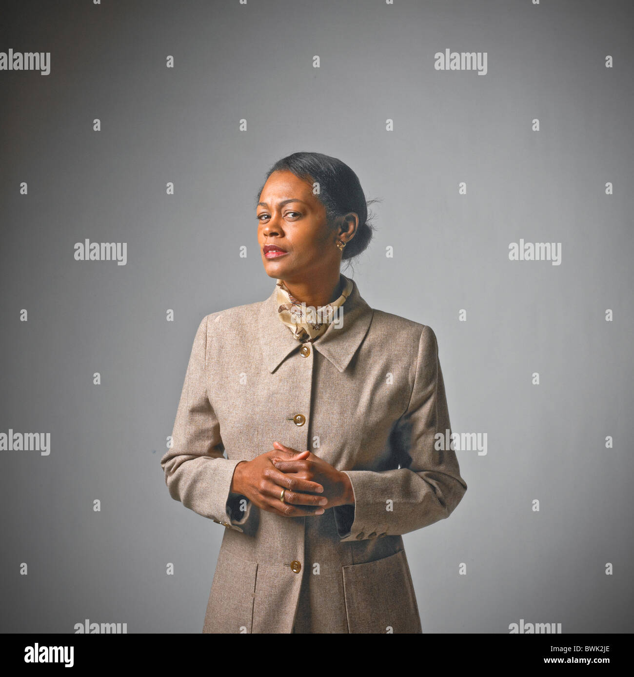 African American business femmina woman executive mani giunte serrati Foto Stock