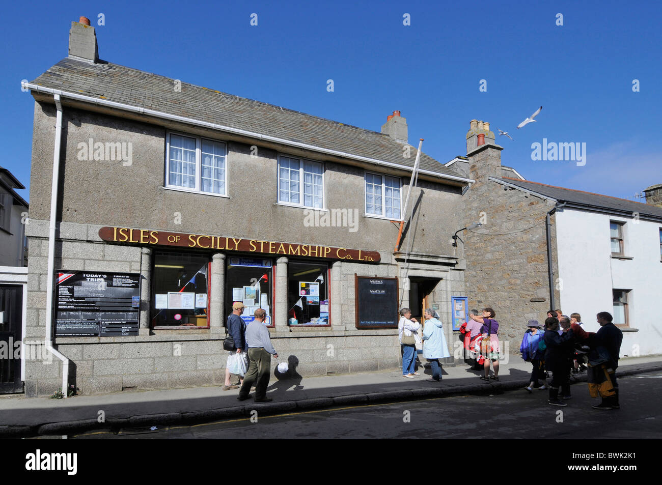 L'affollato centro informazioni turistiche nella città di Hugh, St. Mary's,Isle of Scilly, Gran Bretagna Foto Stock