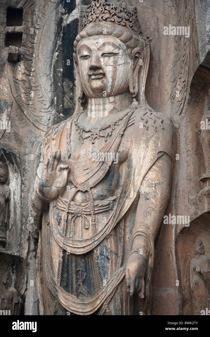 Scolpito statua buddista, Fengxian tempio, le Grotte di Longmen e grotte, Luoyang, nella provincia di Henan, Cina. La Dinastia Tang Foto Stock