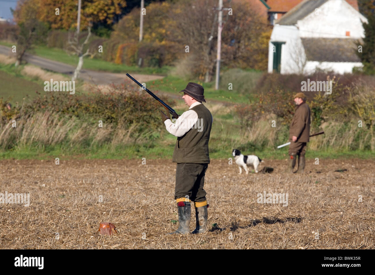 I tiratori (cannoni) di attesa per la selvaggina di penna a salire su una ripresa in Cambridgeshire Regno Unito Foto Stock