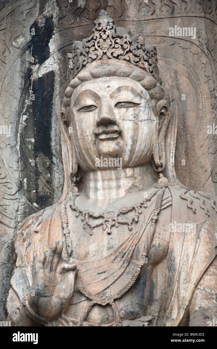 Scolpito statua del Buddha, Fengxian tempio, le Grotte di Longmen e grotte, Luoyang, nella provincia di Henan, Cina. La Dinastia Tang Foto Stock