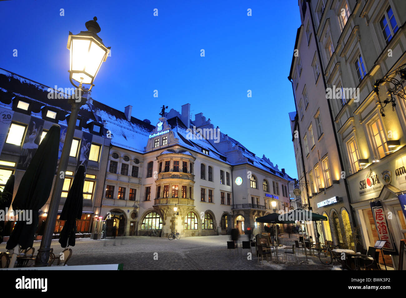 L'Hofbrauhaus al Platzl square di sera in inverno, Monaco di Baviera, Germania, Europa Foto Stock