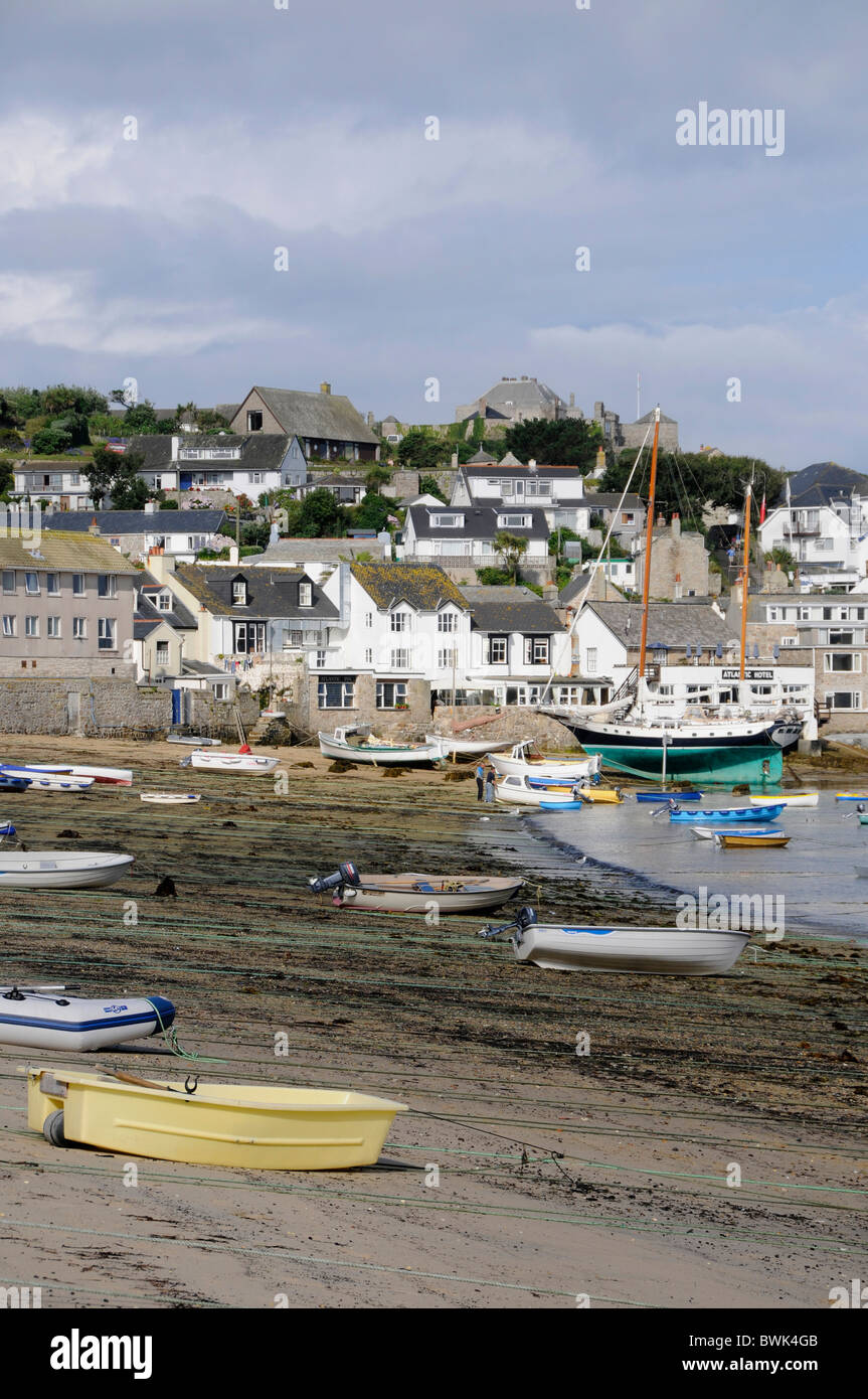 Skyline di Hugh Town,la guarnigione (sulla collina) e spiaggia cittadina a St. Mary's,Isle of Scilly,la Gran Bretagna Foto Stock
