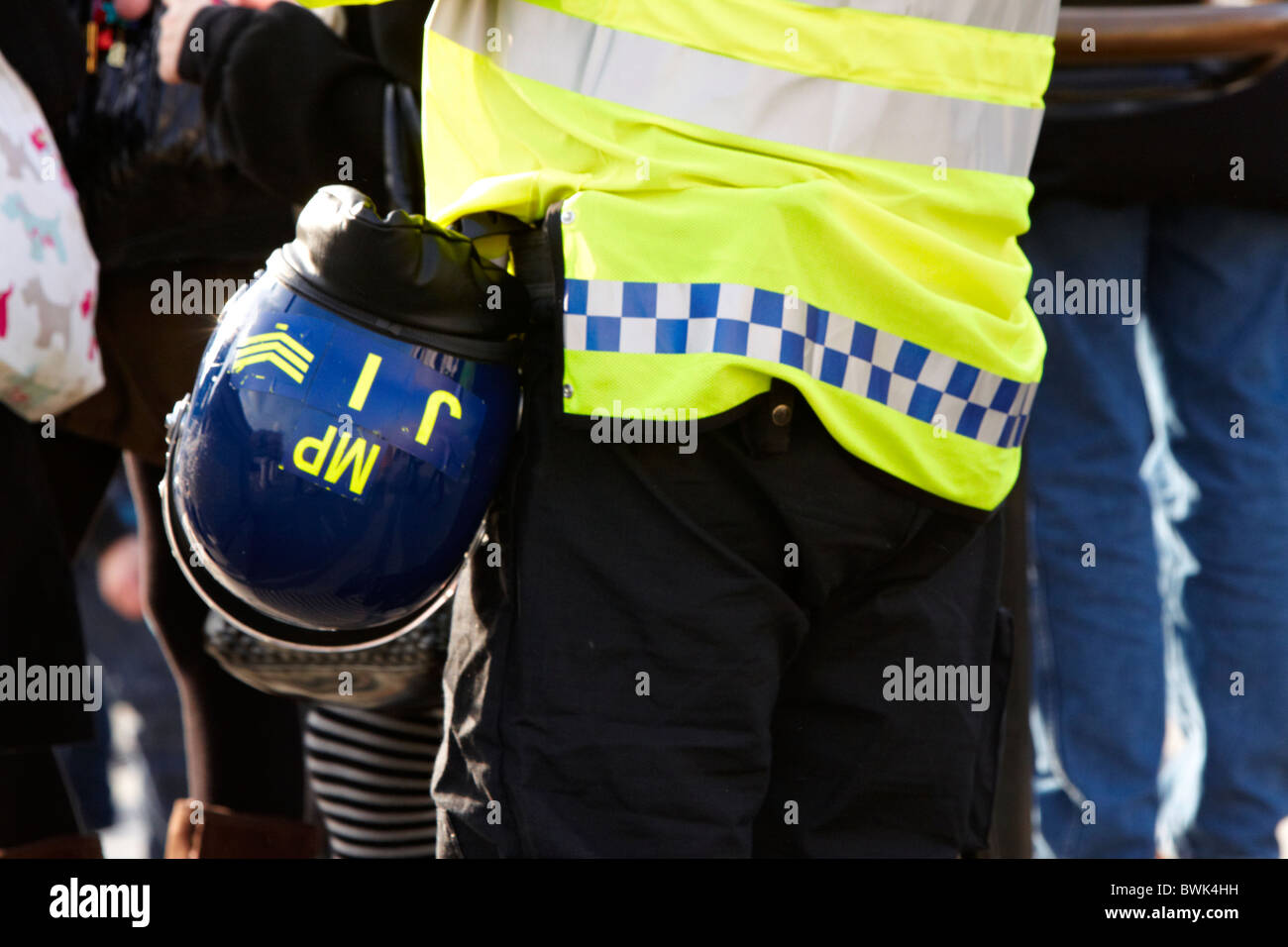 Londra, Regno Unito. La polizia in pieno riot gear monitorare una protesta studentesca contro la prevista tassa di iscrizione sorge Foto Stock