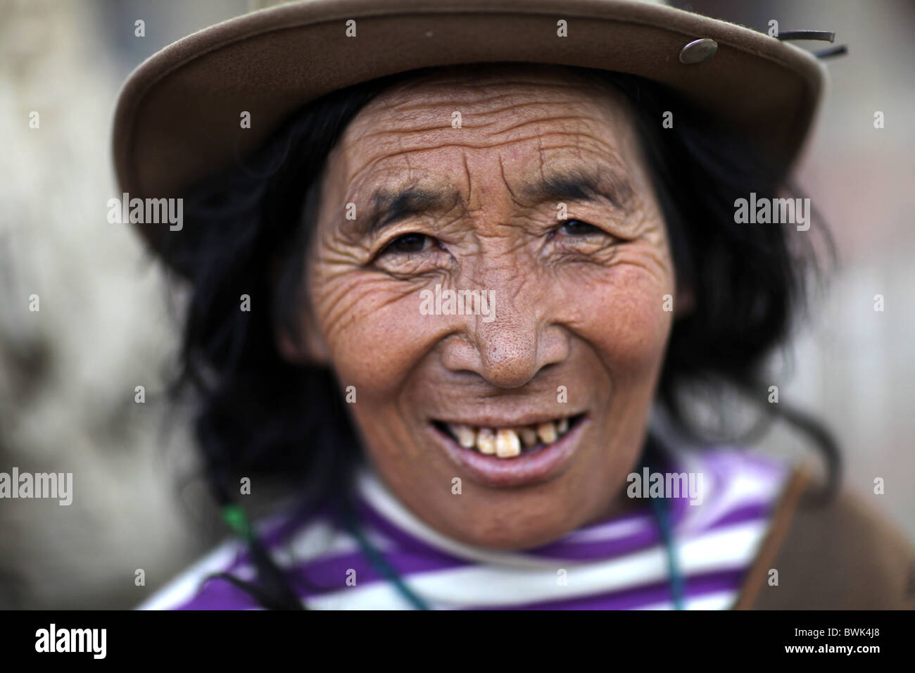 Una donna tibetana in posa per una foto in Litang, nella provincia di Sichuan, sud-ovest della Cina Foto Stock
