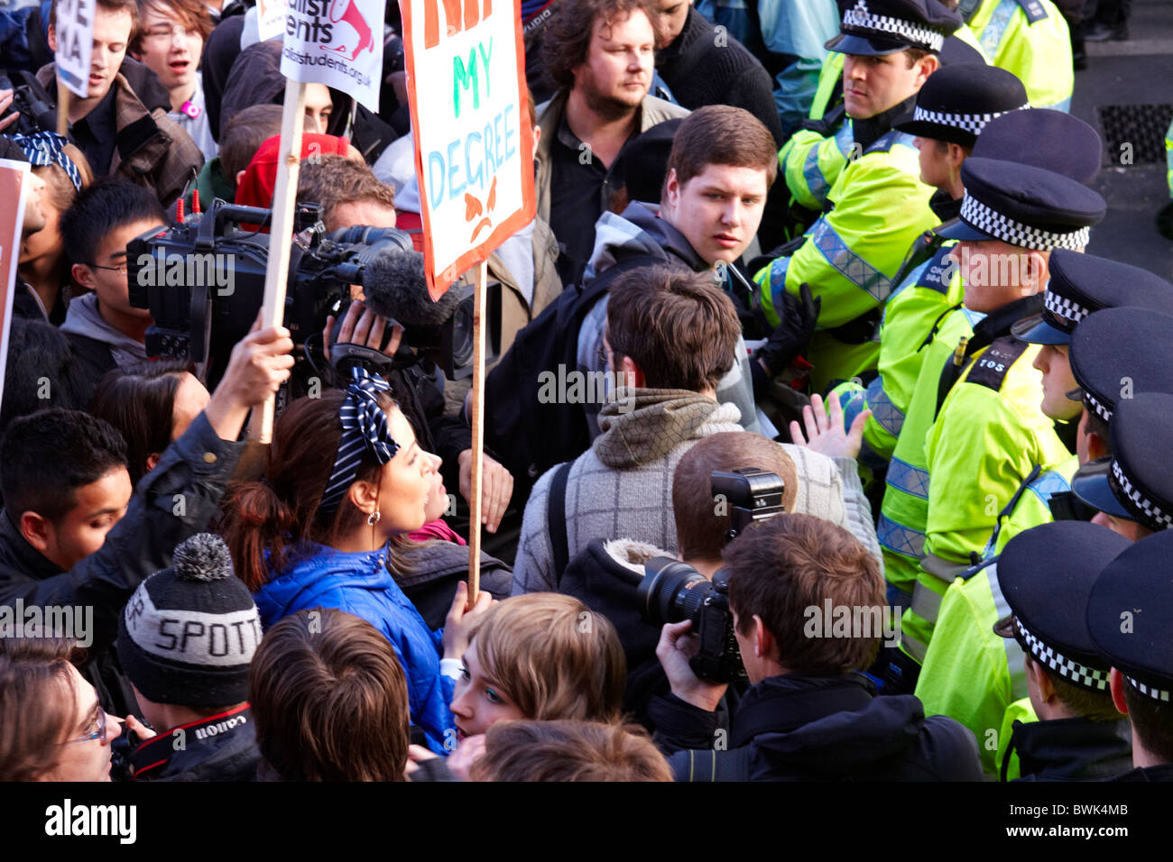 Londra, Regno Unito. I manifestanti tentano di sfondare le linee della polizia nel corso di una protesta studentesca contro la prevista tassa di iscrizione sorge Foto Stock
