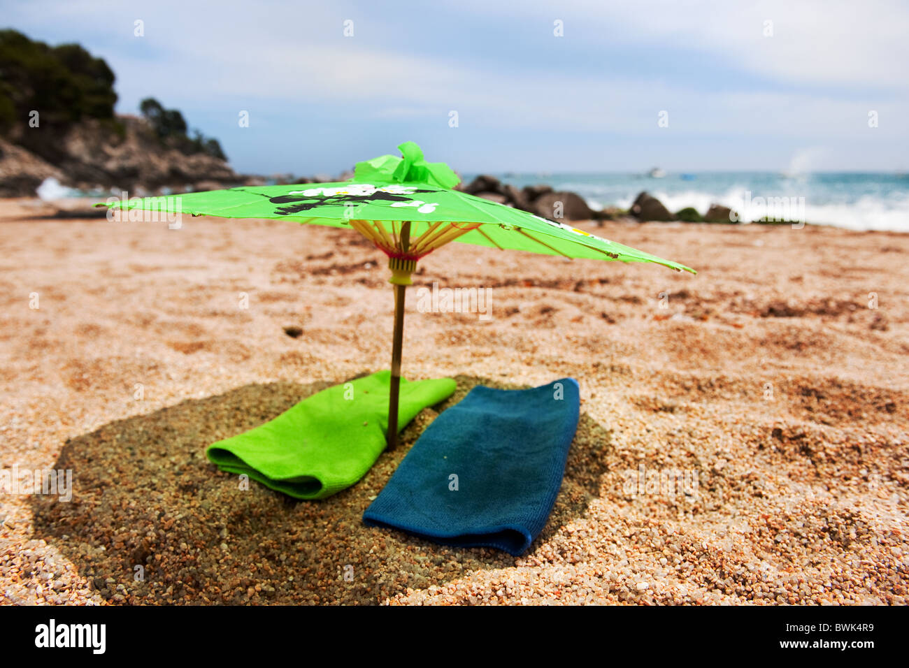 Tropical parasol con asciugamani in spiaggia Foto Stock