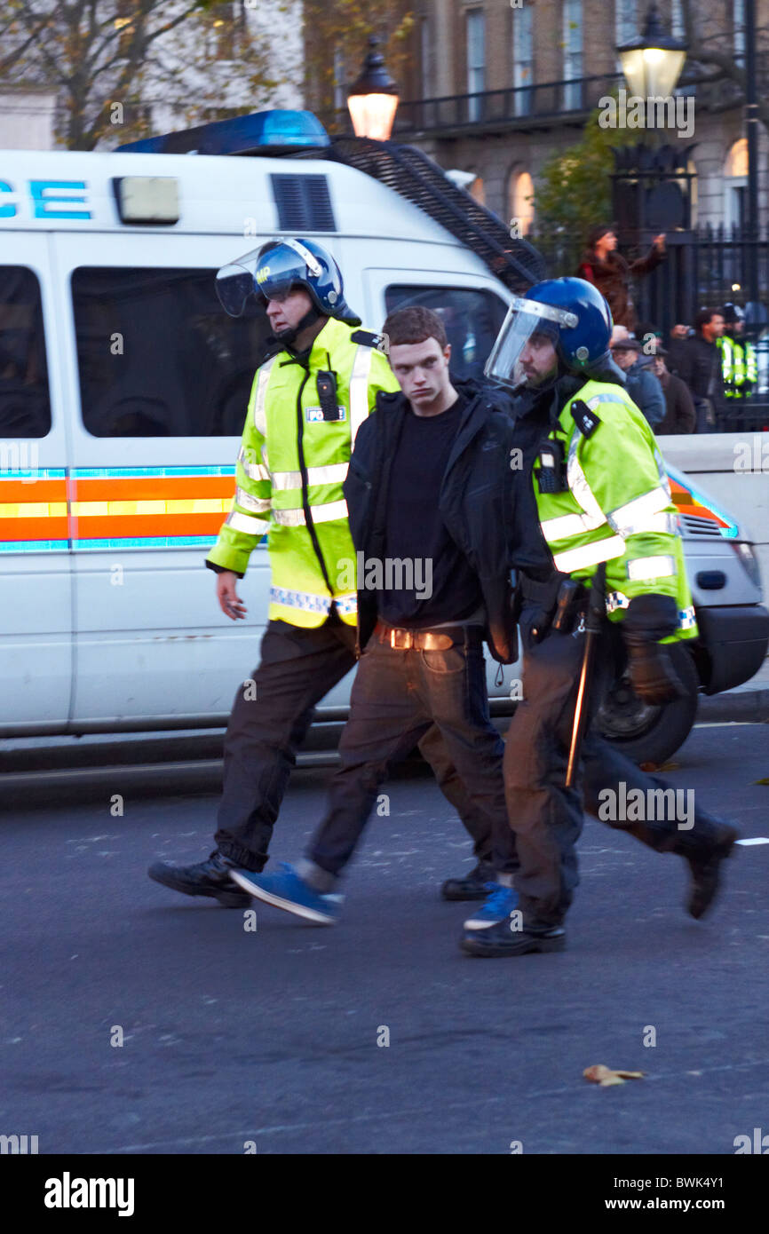 Londra, Regno Unito. Un dimostrante è arrestato nel corso di una protesta studentesca contro la prevista tassa di iscrizione sorge Foto Stock