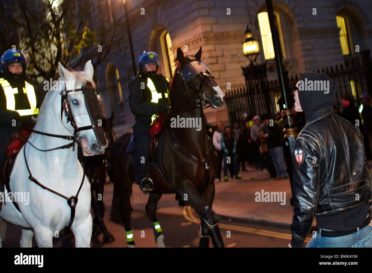 Londra, Regno Unito. Un dimostrante affronta polizia montata nel corso di una protesta studentesca contro la prevista tassa di iscrizione sorge Foto Stock