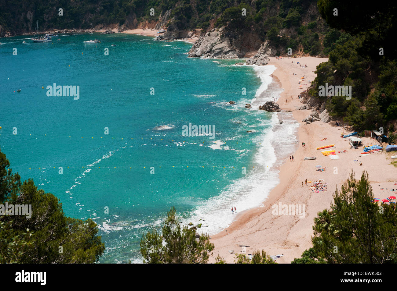 Lo spagnolo costa orientale con onde alte e la spiaggia Foto Stock